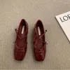 حذاء اللباس للنساء 2024 Fashion Basic Buckle Strap عالي الجودة الكلاسيكيات كعب مربع صلبة ألوان أصناع بو سيدات