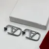 الكلاسيكية Just Letter v Woman Gold Earrings Version Black Condring Titanium Steel Designer for Women Stud Silver Consring Undive Jewelery Wholesale Not Fade