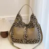 Palavras de ombro de ombro de leopardo de grande capacidade de grande capacidade Bolsas de moda clássicas Inglaterra estilo rebite pano de pano casual designer lazer pacotes de lazer