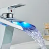 Krany zlewu łazienkowego Shinesia LED Waterfall Brass Basin kran 3 kolory mikser i zimna wodę kran