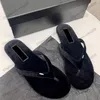 Kvinnor thongs flip flops sandaler glider på tofflor designer fårskinn /sammet /duk glider quiltade texturmulor 24ss sommar utomhus strandsko flickor fritid sko