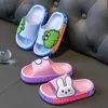 SLIPPER SOMMERE OP 2-12 KINDEREN SLIPPERS KINDEREN CARTOON STAND Sandaal jongens meisjes slippers zachte zool niet-slip badkamer binnen huisschoenen T240415