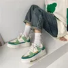 Sapatos casuais ostentam um apartamento redondo verde de sola grossa para mulheres na moda e confortável feminina