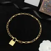 Bracelets de ouro Colares de pingente de trava alta de versão Gold Bracelet de precisão Gold de qualidade de titânio feminino letra de designer de luxo C Jóias não desbotadas