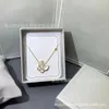 Ontwerper van nieuwe vlinderfritillaria ketting dames hoge editie roze gouden mode oorbellen