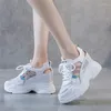 Chaussures de fitness 2024 Femmes d'été Sneakers Mesh High Platform Trainers blancs 6cm talons coins sandales respirant femme décontractée