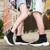 Chaussures décontractées 2024 Couples Chaussettes Sports Fashion Breathbale Black Trainers Hommes Walking Walking Sneakers High Top Women's Gym