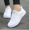 Zapatos casuales mujeres deportes 2024 tendencias zapatillas de deporte ligero de zapatillas transpirables para el tenis blanco calzado femenino