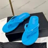 Kvinnor thongs flip flops sandaler glider på tofflor designer fårskinn /sammet /duk glider quiltade texturmulor 24ss sommar utomhus strandsko flickor fritid sko