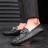 Soft Souded Busined Formal Men Chaussures avec motif crocodile en relief décoration en métal à la mode carrée plate à fond en cuir de vache en cuir de vache chaussures décontractées