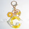 Keychains Lonyards fleur séchée A-Z Lettre de trousque résine de résine Daisy English Alphabe Keyring with miel Bee Charm for Women Bag Pendant Pending Accessories