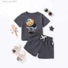 Kläder sätter 2st sommarbarnskläder set tecknad björn tryck avslappnade kostymer för pojkar flickor barn shorts t-shirt kläder 0-5t t240415