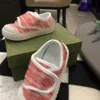 Lüks yürümeye başlayan ayakkabılar gradyan logosu baskı tokası kayış bebek ayakkabıları boyutu 20-25 kutu ambalaj yüksek kaliteli bebek yürüyüş ayakkabıları 24 açıklama