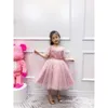 Flickas avslappnade flickor palats stil prinsessan klänning rosa mjukt garn elegant generös fluffig piano prestanda
