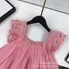 Garotas casuais de meninas bordados de bordado pequeno vestido de manga voadora doce adorável saia princesa temperamento colete brincalhão