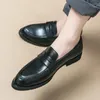 Scarpe casual slittamento leggero su mocassini formali uomini mocassini italiani di alta qualità maschio guida 2024 in pelle elegante