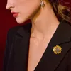 Broscher strassar solros brosch kostym smycken guld pläterad bi blomma broscher stift mode elegant mångsidig för kvinnor