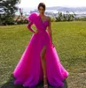 Fuchsia Pink Tulle Prom Kleider Vestidos de fiesta One Sleeve Vneck Puffy Organza Arabisch Dubai Formale Abendkleider mit Schlitz FRO6719223