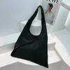 Hobo trójkąt kształt nylonowy tkanina o dużej pojemności torba hobos dla kobiet luksusowa designerska torebka torebka 2024 w zwykłym ramię zakupów