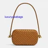 Nó feminino com cinta minaudiere embreagem botegaveneta acolchoada Intreccio Leather minaudiere com couro cruzado de couro de couro fechamento de nó metálico fmih