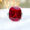 Pierścienie klastra Moda sztuczna czerwono gołębia Krew 925 Srebrny pierścień w połączeniu z hurtową biżuterią ślubną z wysokim węglowym diamentem
