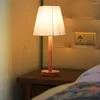 Lampy stołowe gospodarstwa domowego ciepłe nocne światło USB Ładowanie Zdolna atmosfera z drewnianym bazowym tkaniną lnianą odcień do dekoracji domowej