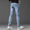 Designer de jeans masculin concepteur haut de gamme printemps / été de couleurs légères de couleur légère d'emblème d'eau vert jeans élastique slim slim slim silt small pieds pantalon pantalon de marque à la mode masculine