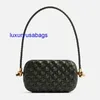 Nodo femminile con cinturino clutch clutch botegaveneta imbottito intreccio in pelle minaudio con chiusura del nodo metallico intrecciata in pelle a cross-body p6zv