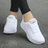 Zapatos casuales mujeres deportes 2024 tendencias zapatillas de deporte ligero de zapatillas transpirables para el tenis blanco calzado femenino