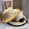 Mulheres equipadas com chapéu de palha Raffia Bucket Hat com Flower Luxury Wide Brimmed Straw Hat Summer Beach Sun Protection Chap