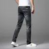 Designer di jeans maschile primavera e estate New jeans grigio nero slim in forma da uomo piccoli piedi di fascia alta pantaloni casual elastici di fascia alta