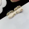 Высококачественные золотые алмазные серьги Женщины дизайнер двойной буквы C жемчужный шпильщик