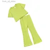 Zestawy odzieżowe Dziewczyny letni strój maluchowe koszulki z krótkim rękawem + rozszerzone spodnie legginsy 2pcs Zestaw Słodkie dzieci Flear Pants Ubrania T240415