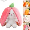 Pouilles en peluche Doll de peluche de lapin de fraise carotte avec fermeture éclair avec une fermeture à glissière et à lapin doux décoration adaptée aux cadeaux de Pâques pour enfants y240415