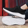 Scarpe casual nere in corsa per uomini ultralight traspirato e traspiranti sneaker non slittanti in maglia mesh piatti estivi all'aperto 2024