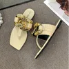 Slippers Flat Femmes 2024 Summer Colore Crystal Metallic Design Chaussures pour sandales Sexy Sexy Beach Tong Talf-Flops diapositives