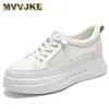 Casual schoenen 2024 witte platform sneakers dames meisjes schoen pu lederen loafers glijden gevulkaniseerd dikke zool dikke dikke