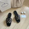 Kadınlar lüks üçgen terlik tasarımcısı sandaletler düz slaytlar yaz moda siyah beyaz mavi kahverengi pembe deri plaj işlemeli göz kamaştırıcı flip flop scuffs