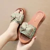 Terlik 2024 Moda Yaz Kadınlar Sandalet Açık Mekan Kişiselleştirilmiş Hafif Yay Seti Toe Düz Plajı Slip Sıkıcı Flip Flop