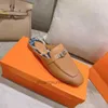 2022 Summer Beach Slippers مصمم كلاسيكي سيدة Lazy Flat Flat Baotou Flip Flops 100 ٪ شرائح جلدية من جلد الغزال