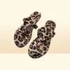 2022 Designers de Tories Slides Leopard Python Snakeskin Slippers Mulheres saltos baixos sandálias planas Hollow Out Summer Beach Shoes Patente L8427362