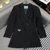 디자이너 여성 블레이저 블랙 메탈 트라이앵글 로고 벨트 장식 우아한 고급 여성의 긴 블레이저 재킷
