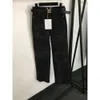 Vielseitige Werbehardware für Frauen mit fünf spitzen Sternmuster gerader Barrel -Denimhose und Gürtel