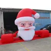 8MW (26ft) Prix d'usine Santa Claus LED Santas de Noël gonflable éclaiable et présent avec sac cadeau Scripture d'air gratuite à la porte incluse Blower