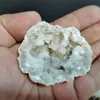 Figuras decorativas AGA AGA NATURA Geode Agujero de cristal El espécimen mineral contiene grupos transparentes de la energía de curación Decoraciones de Halloween de piedra