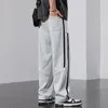 Pantaloni maschili per abbigliamento sportivo gamba larga per un look rilassato