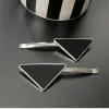 Metal -Side Triangle Hair Clips Designer Emaille Spezial niedliche moderne Stile Teen Girls Haarnadelzubehör für Frauen Luxus Fashion Make -up ZB046 E23