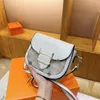 2024 Mini Light Luxury Brand Women's Crossbody Bag 7 Kleurleer Materiaal Letter Logo Hoge verschijningsniveau Handtas Stijl Nieuw