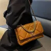 Schwarze Frauen 2024 Fashion Lingge Chain Crossbody Fühlen Sie sich fremd mit einer Schulter kleinen Quadratbeutel Modell 2765