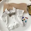 Set di abbigliamento 2024 Summer Children Case Set Codice in stile Cotton College Strishers Swiust Sut Solid White Shirt Include il papillon per 0-6y